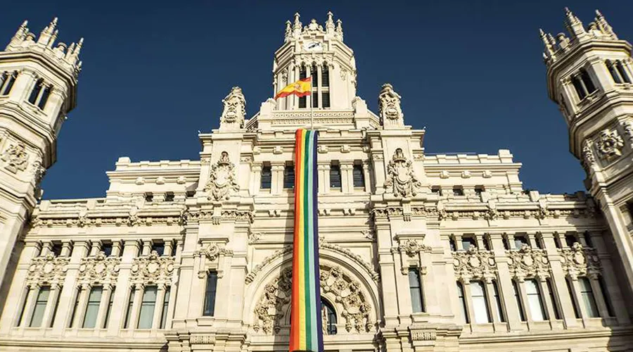 Ayuntamiento de Madrid (España) con la bandera del orgullo gay. Foto: Pixabay.