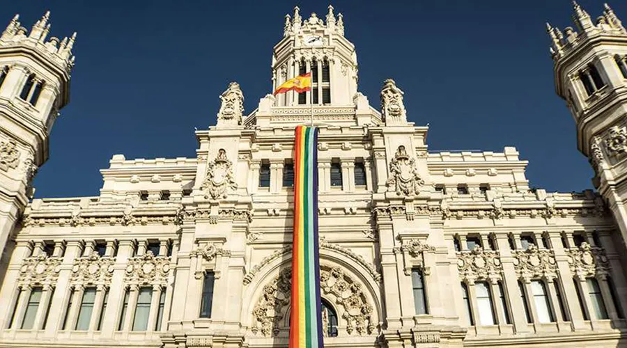 Ayuntamiento de Madrid (España) con la bandera LGTBI. Foto: Pixabay. Dominio Público.