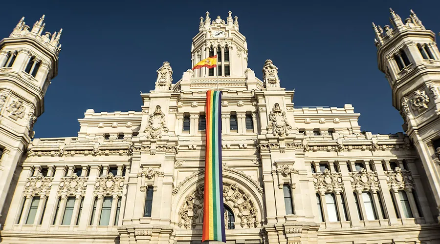 Ayuntamiento de Madrid (España) con la bandera LGTBI. Foto: Pixabay. Dominio Público. ?w=200&h=150