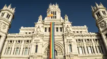Ayuntamiento de Madrid (España) con la bandera LGTBI. Foto: Pixabay. Dominio Público. 