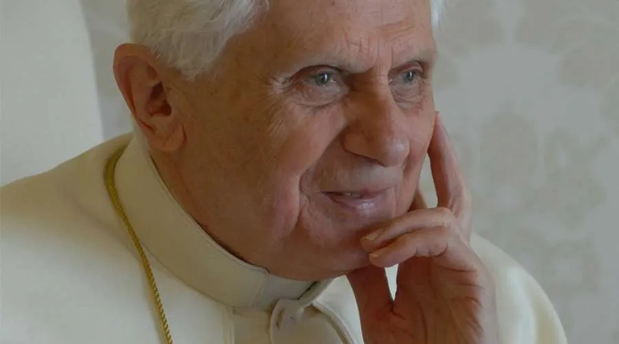 En una nueva biografía, Benedicto XVI lamenta el moderno "credo anticristiano"