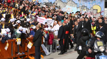 El Papa visita barrio de la mafia en Nápoles: El mal nunca tiene la última palabra