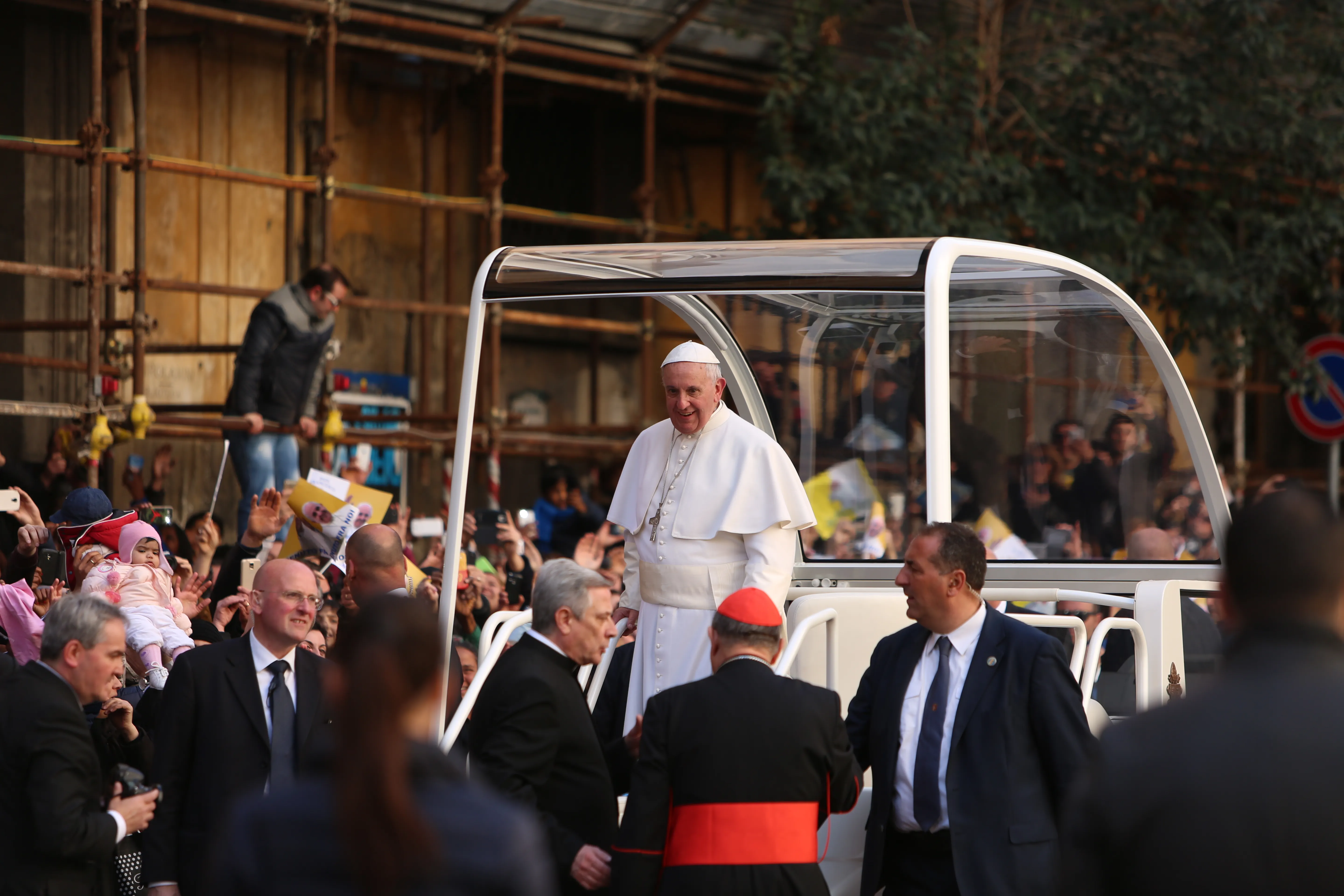 El Papa Francisco llega a la Catedral de Nápoles. Foto Daniel Ibáñez / ACI Prensa?w=200&h=150