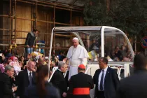 El Papa Francisco llega a la Catedral de Nápoles. Foto Daniel Ibáñez / ACI Prensa