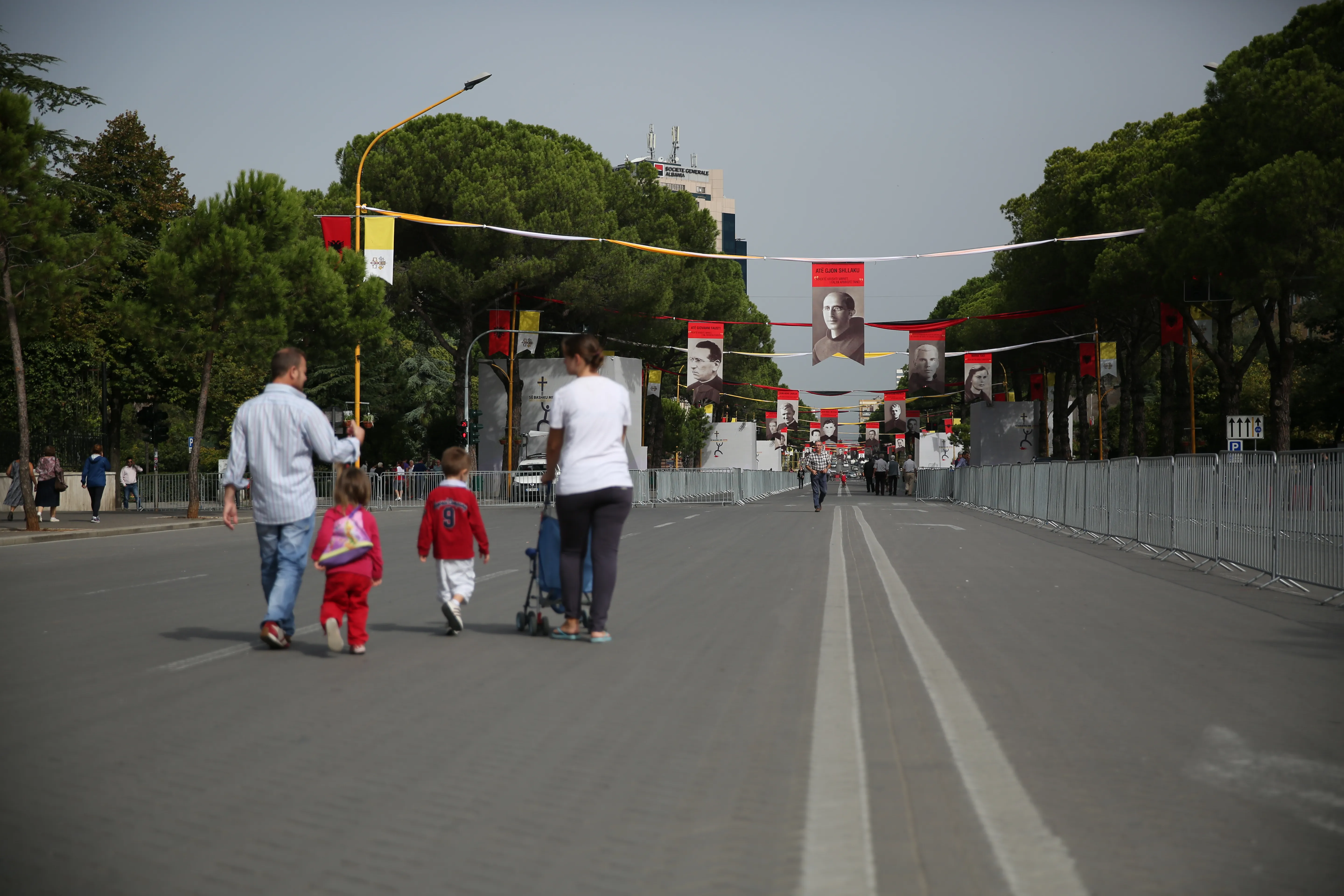 Una calle principal de Tirana con imágenes de mártires albaneses. Foto: Daniel Ibáñez / ACI Prensa?w=200&h=150