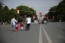 Una calle principal de Tirana con imágenes de mártires albaneses. Foto: Daniel Ibáñez / ACI Prensa