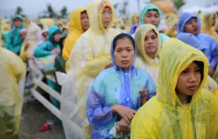 Un grupo de fieles en la Misa que el Papa Francisco presidió en Tacloban, Filipinas. Foto referencial: Alan Holdren / ACI Prensa 