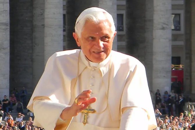 Benedicto XVI sorprende a obispos cubanos y los invita a rezar el Rosario en el Vaticano