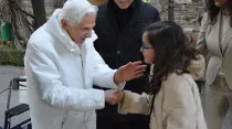 Benedicto XVI con Ana Amado García / Foto: Daniel Ibáñez (ACI Prensa)