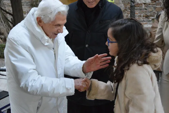 VIDEO: Niña que tuvo cáncer agradece a Benedicto XVI oraciones por su curación