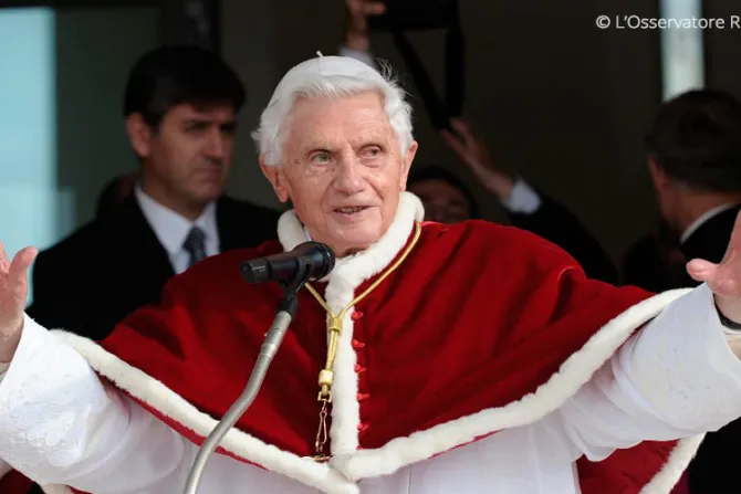 Benedicto XVI niega intromisión en Sínodo de la Familia