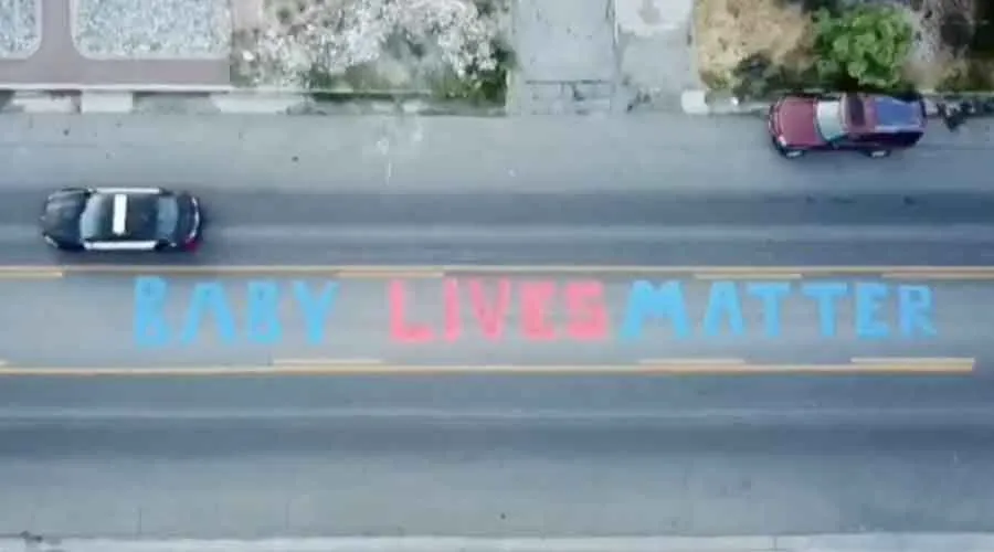 Pintan mensaje de “Baby Lives Matter” afuera de clínica de Planned Parenthood