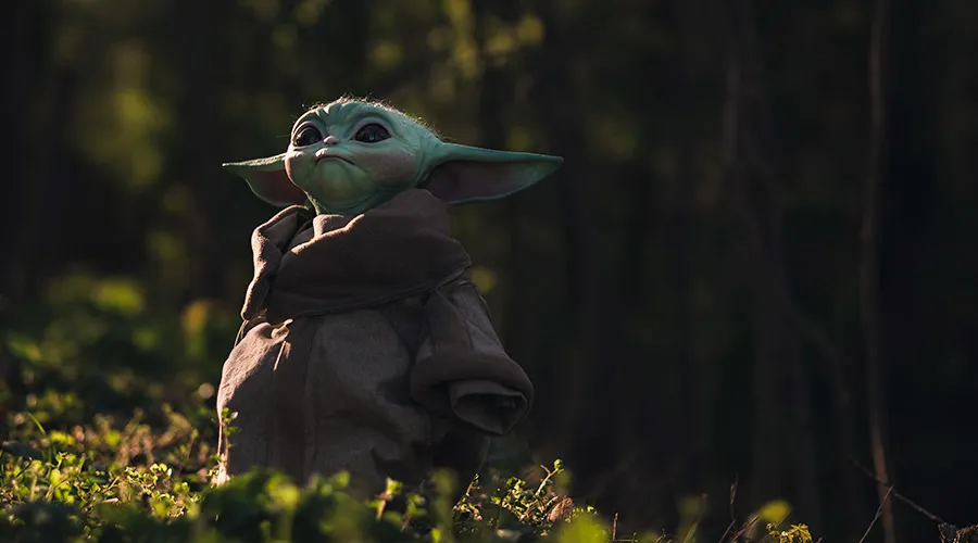Baby Yoda, personaje de Star Wars | Crédito: Foto de Lukas Denier en Unsplash
