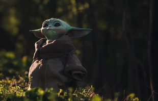 Baby Yoda, personaje de Star Wars | Cru00e9dito: Foto de Lukas Denier en Unsplash 