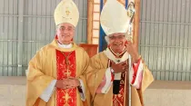 Mons. Silvio Báez con el Cardenal Leopoldo Brenes. Foto: Facebook Arquidiócesis de Managua