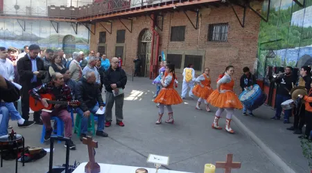 Baile religioso visita por primera vez a reclusos de cárcel de alta seguridad en Chile