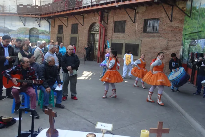 Baile religioso visita por primera vez a reclusos de cárcel de alta seguridad en Chile