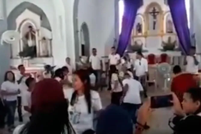 Polémica por jóvenes que bailan reguetón en iglesia
