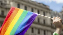 Bandera lobby gay. Crédito: Ian Taylor / Unsplash