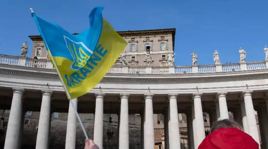 Bandera de Ucrania durante el rezo del Ángelus con el Papa Francisco en la Plaza de San Pedro. Foto: Vatican Media.