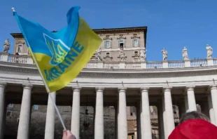 Bandera de Ucrania durante el rezo del u00c1ngelus con el Papa Francisco en la Plaza de San Pedro. Foto: Vatican Media. 