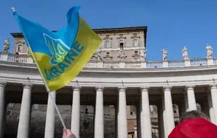 Bandera de Ucrania durante el rezo del Ángelus con el Papa Francisco en la Plaza de San Pedro. Foto: Vatican Media. 