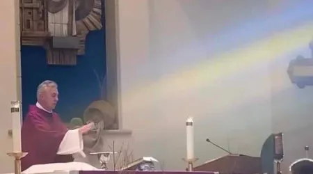 La bandera de Ucrania “apareció” durante la consagración en la Misa