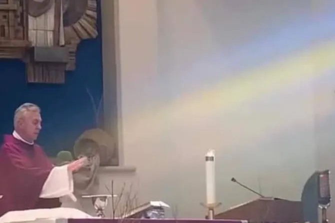 La bandera de Ucrania “apareció” durante la consagración en la Misa