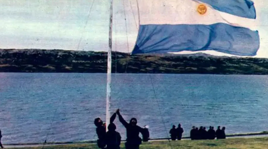 Bandera argentina en Islas Malvinas. Crédito: Wikipedia (Dominio Público).