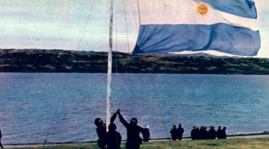 Bandera argentina en Islas Malvinas. Crédito: Wikipedia (Dominio Público).?w=200&h=150