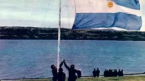 Bandera argentina en Islas Malvinas. Crédito: Wikipedia (Dominio Público).