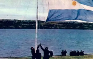 Bandera argentina en Islas Malvinas. Crédito: Wikipedia (Dominio Público). 
