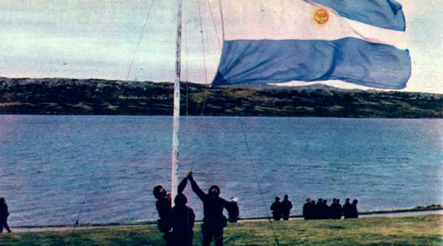 Pino pequeño Enlace Iglesia en Argentina conmemora el Día del Veterano y los Caídos en la  Guerra de Malvinas