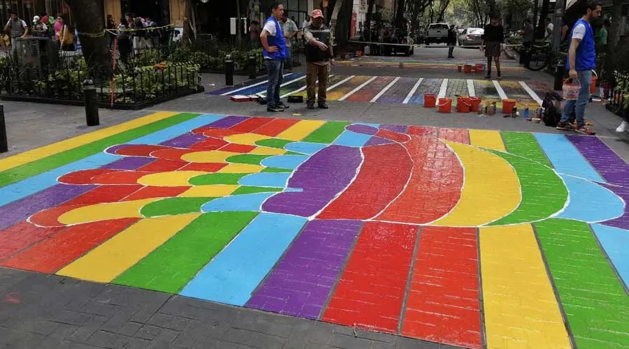 Calle de Ciudad de México pintada con colores de la bandera gay. Crédito Twitter / Subsecretaría de Derechos Humanos.