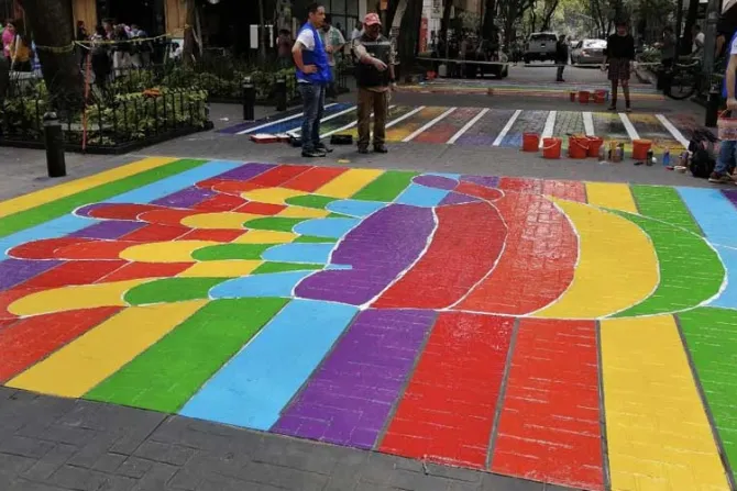 Gobierno pinta calles de Ciudad de México con banderas gay