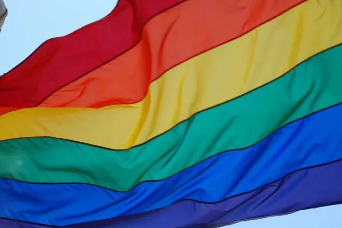 Jesuitas mexicanos celebran “día contra la homofobia” con bandera gay junto a la cruz