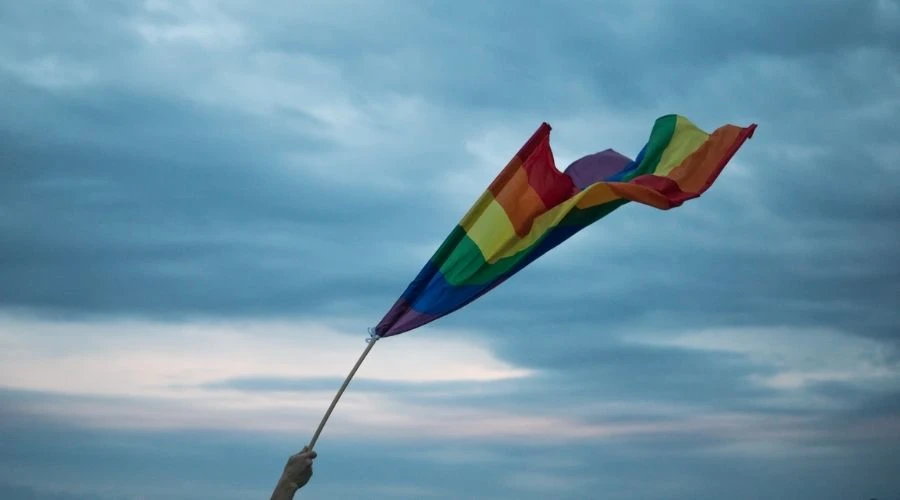 Imagen referencial / Bandera gay. Crédito: Yannis Papanastasopoulos / Unsplash.?w=200&h=150