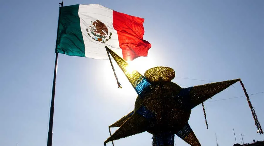 Bandera de México y piñata gigante, típica de la celebración de las posadas, en el Zócalo de Ciudad de México. Foto: Jorge Arana (CC BY 2.0).