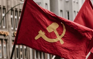 Bandera comunista. Cru00e9dito: Moisu00e9s Gonzu00e1lez / Unsplash 