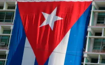 Bandera de Cuba sobre un edificio en La Habana. Foto: Janex & Alba (CC-BY-NC-SA-2.0)