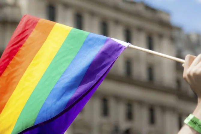 Obispo decreta que escuela jesuita que ondea bandera gay ya no es católica