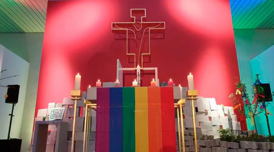 Una bandera de arco iris sobre el altar de la Iglesia Jugendkirche en Würzburg (Alemania) el 10 de mayo de 2021 | Crédito: Gehrig / CNA German