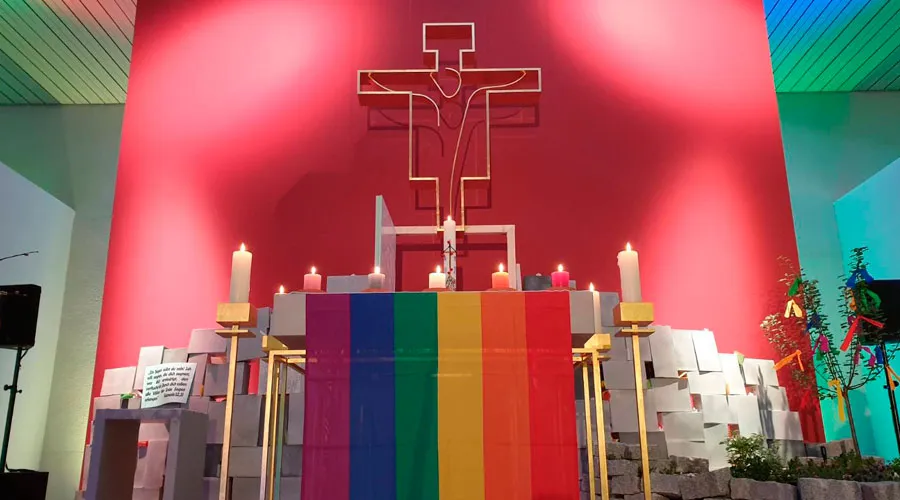 Bandera del lobby LGBT en la Iglesia juvenil en Wüzburg, Alemania, este 10 de mayo. Crédito: Gehrig / CNA Deutsch