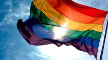 Imagen referencial / Bandera gay. Foto: Ludovic Bertron (CC BY 2.0).