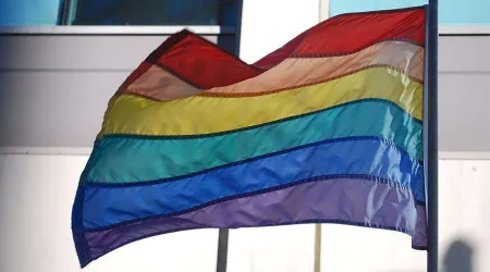 En marcha del orgullo gay alientan a quemar Conferencia Episcopal de El Salvador