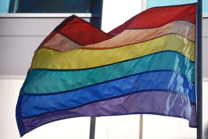En marcha del orgullo gay alientan a quemar Conferencia Episcopal de El Salvador
