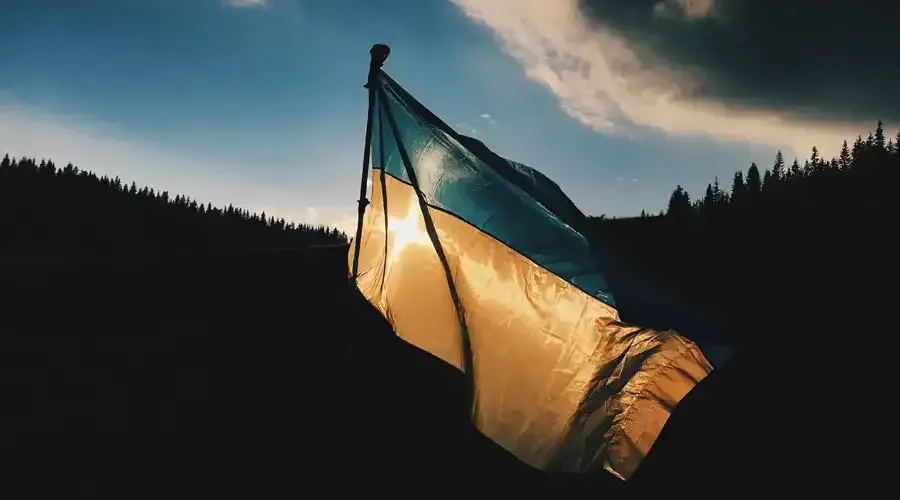 Bandera de Ucrania. Crédito: Max Kukurudziak / Unsplash