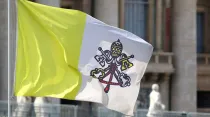 Bandera del Vaticano. Crédito: Stephen Driscoll / ACI Prensa