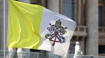 Bandera del Vaticano / Crédito: Stephen Driscoll - ACI Prensa