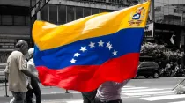Bandera de Venezuela durante manifestación. Foto: Flickr de Alexis Espejo (CC BY-NC 2.0).